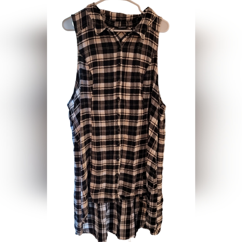 Torrid, black and white plaid, sleeveless, collar, tunic length
